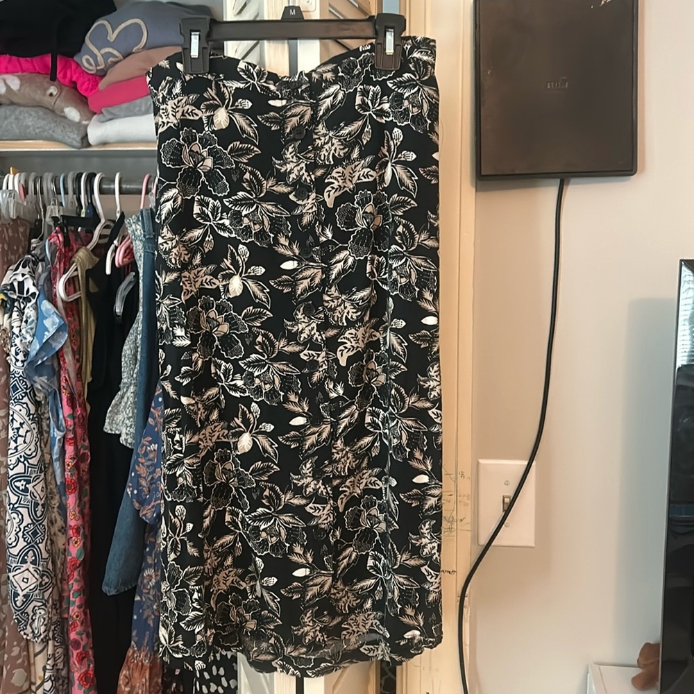 Floral midi skirt, great for fall Sz M